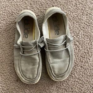 Hey dudes size 6 grey slip on
